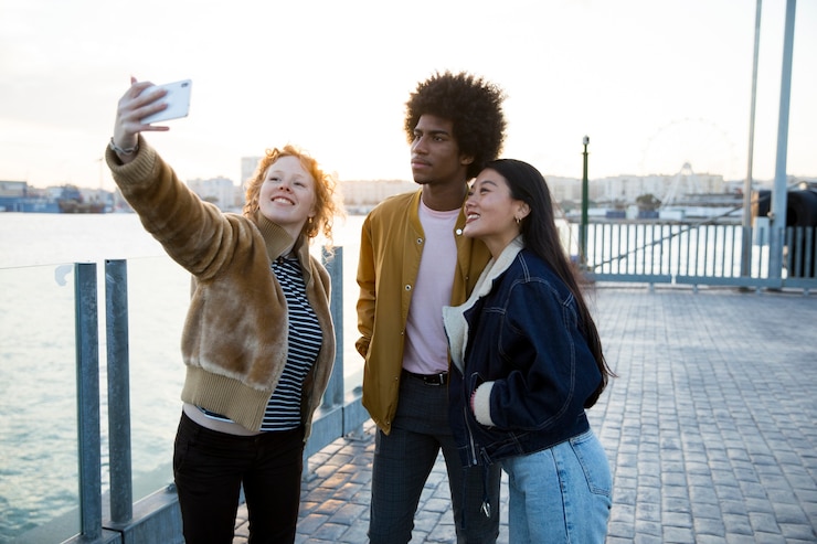 Free Photo lifestyle of young friends outdoors