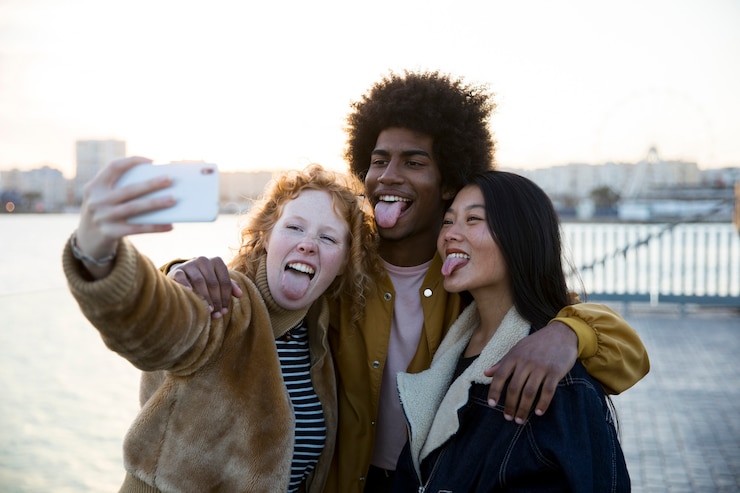 Free Photo lifestyle of young friends outdoors
