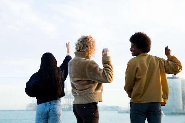 Foto gratuita stile di vita di giovani amici all'aperto