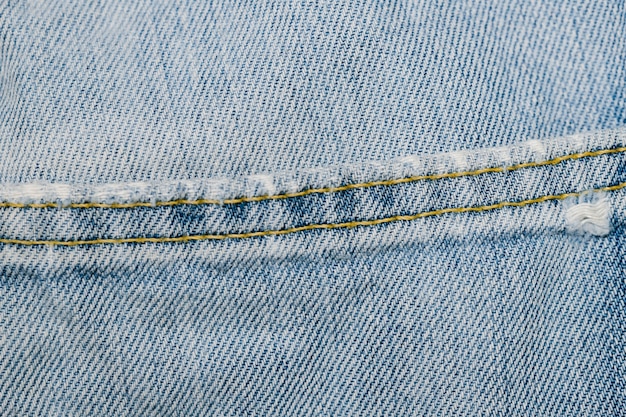 Foto gratuita primo piano dei pantaloni del denim blu-chiaro