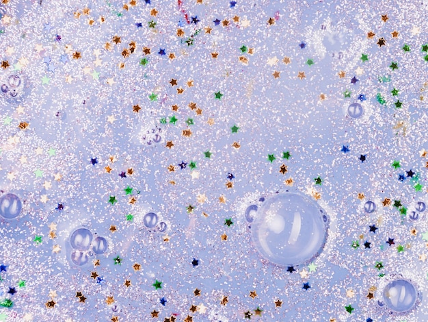 물방울과 장식용 별이있는 밝은 파란색 액체