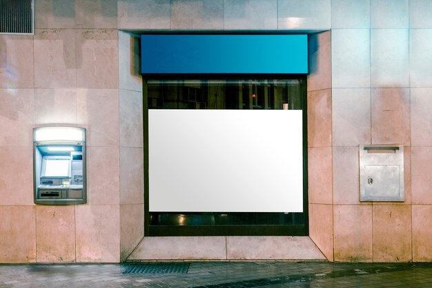 街路道路による広告のための白い空白スペースを持つライトボックス表示