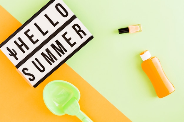 Световой короб с текстом Hello Summer и предметами для отпуска