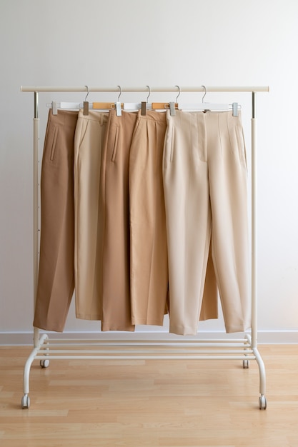 Foto gratuita pantaloni beige marrone chiaro sulle grucce