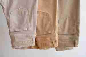 Бесплатное фото Светло-коричневые бежевые брюки внутри натюрморта