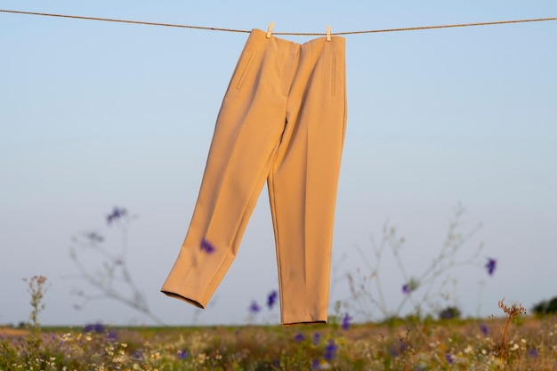 Pantaloni beige marrone chiaro all'aperto natura morta