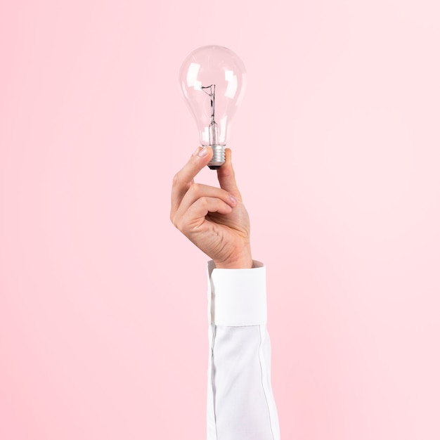Символ творческой бизнес-идеи лампочки в руке