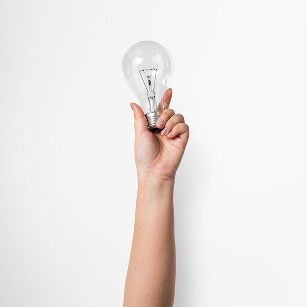 Foto gratuita simbolo di idea imprenditoriale creativa della lampadina tenuto da una mano