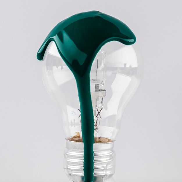 Лампа с зеленой краской