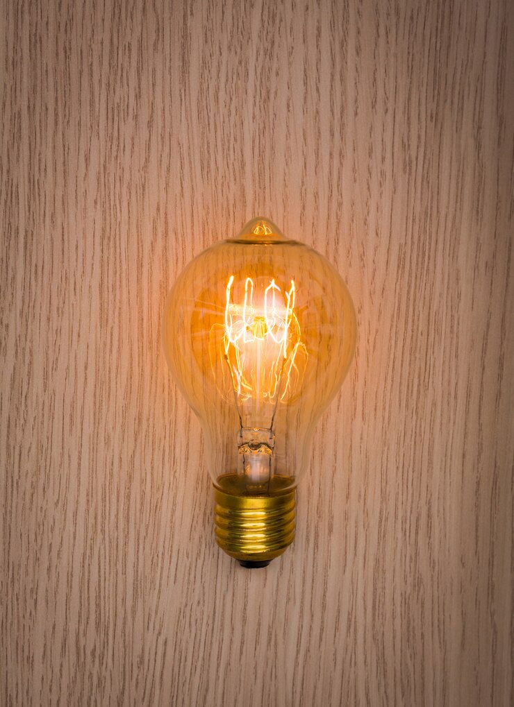 Free Photo light bulb on a wooden table