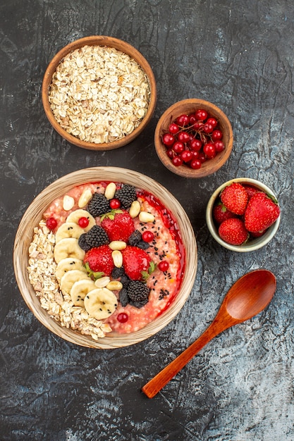 Sullo sfondo chiaro-scuro cereali per la colazione salute