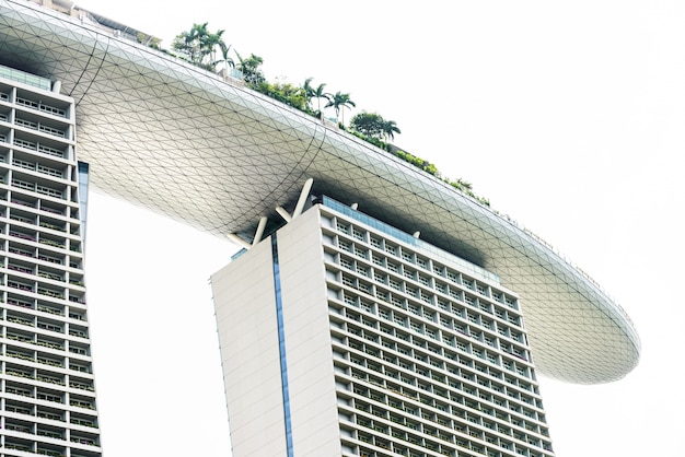 光夜シンガポールの海の超高層ビル