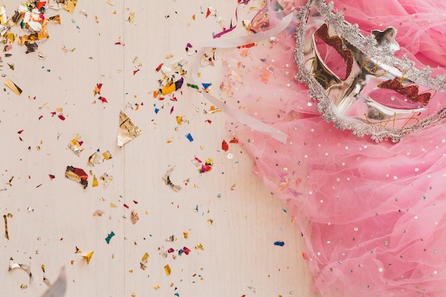Foto gratuita velo rosa chiaro e maschera di carnevale