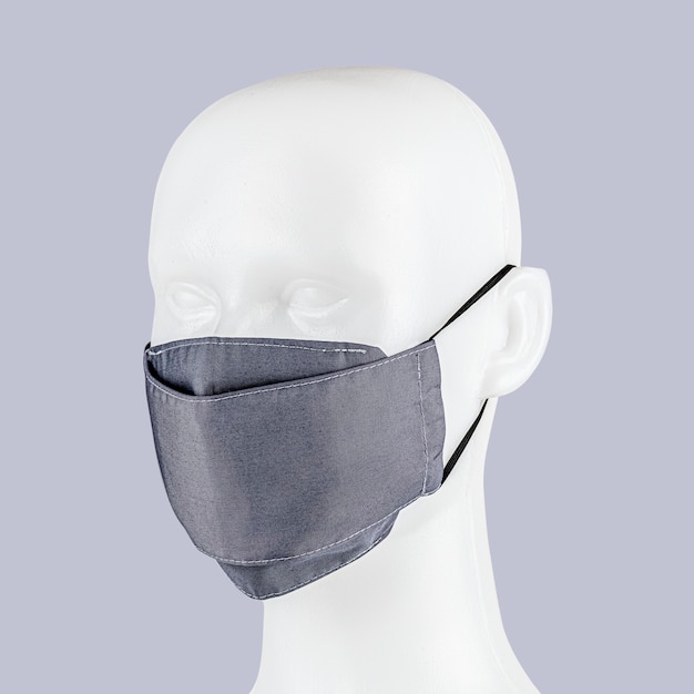 Светло-лилово-синяя тканевая маска для лица на голове манекена.