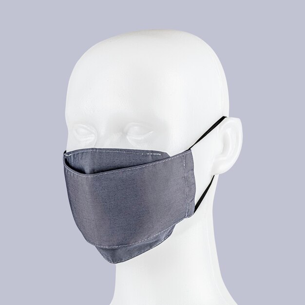 Светло-лилово-синяя тканевая маска для лица на голове манекена.