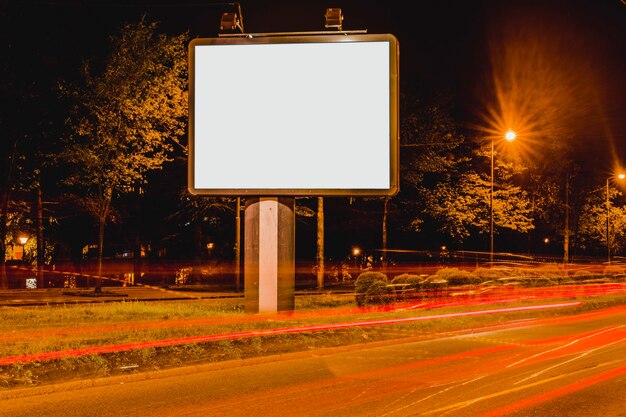 夜のダウンタウン地区のライト・トレイル