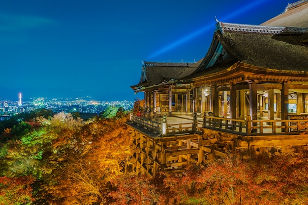 Kiyomizu-dera T의 아름다운 건축물에서 레이저 쇼 조명