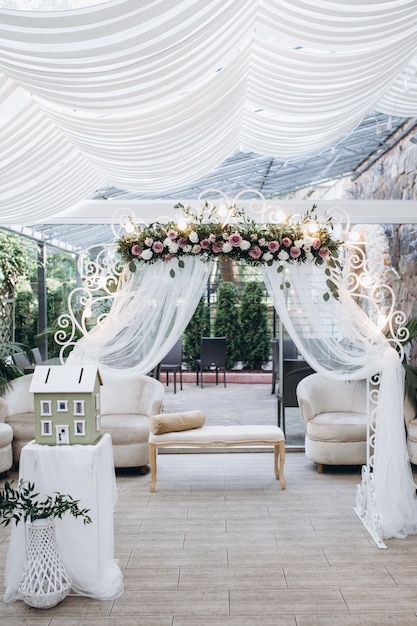 花のアーチと明るい結婚式オープンエアテラス