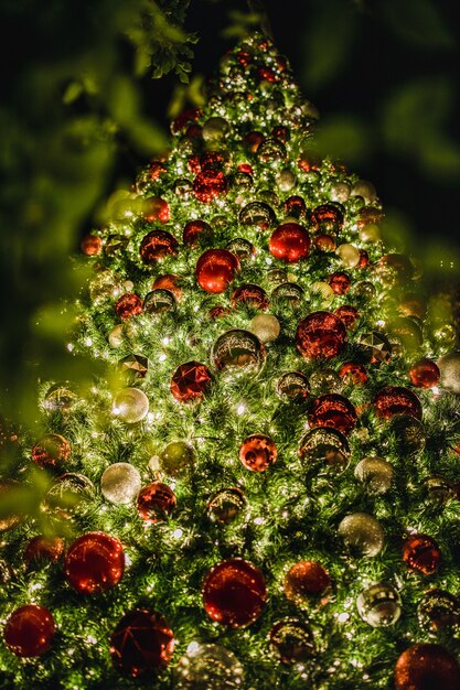 夜の間に点灯した赤と緑の高層クリスマスツリー