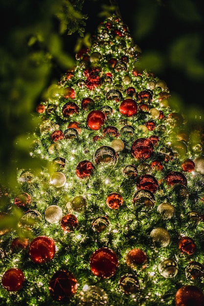 夜の間に点灯した赤と緑の高層クリスマスツリー