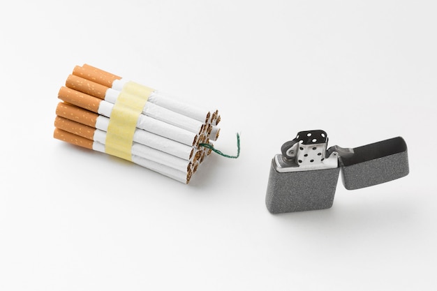 Foto gratuita accendino e sigarette con fitil