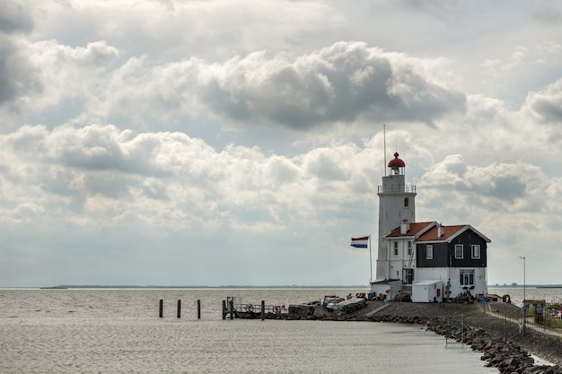 オランダのマルケンマルケン近くの灯台