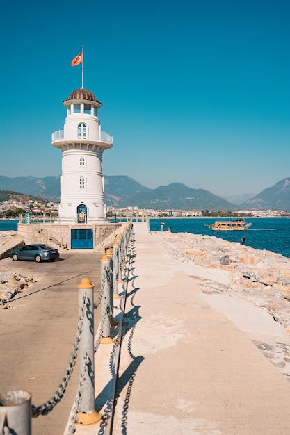 港の灯台。トルコ、アラニヤ。