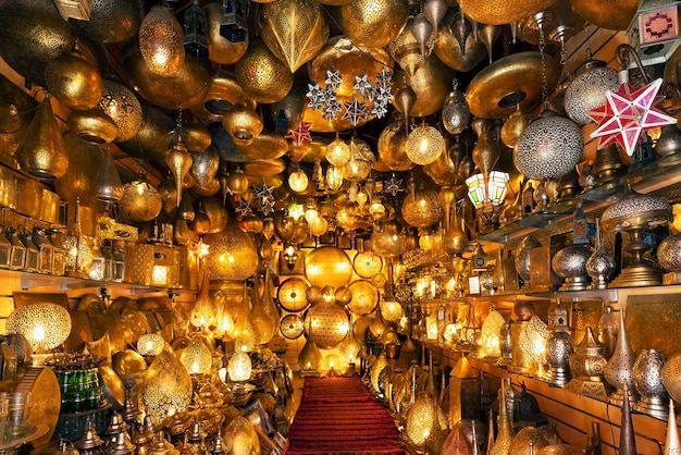 Foto gratuita negozio di illuminazione nel souk di marrakech