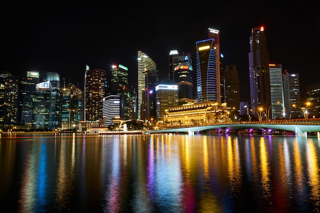 複雑な超高層ビル長時間露光シンガポールを点灯