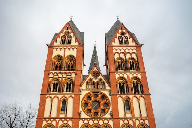 Cattedrale di limburg sotto un cielo nuvoloso e luce solare in germania