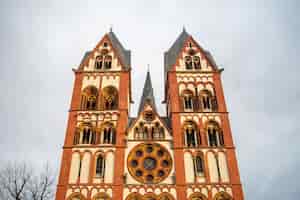 Free photo limburg cathedral under a cloudy sky and sunlight in germany