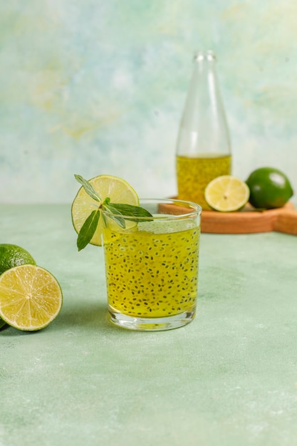 Foto gratuita bevanda ai semi di basilico e lime.