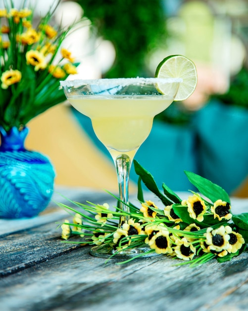 Foto gratuita cocktail al lime guarnito con fetta di lime in vetro decorato con granelli di zucchero