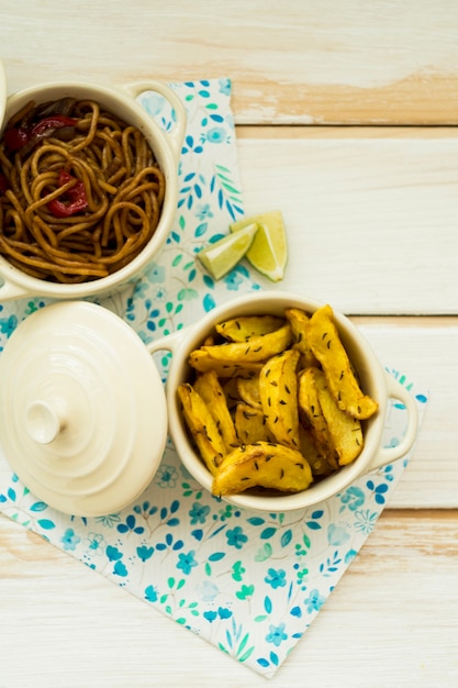 Foto gratuita lime vicino a patate e pasta al forno