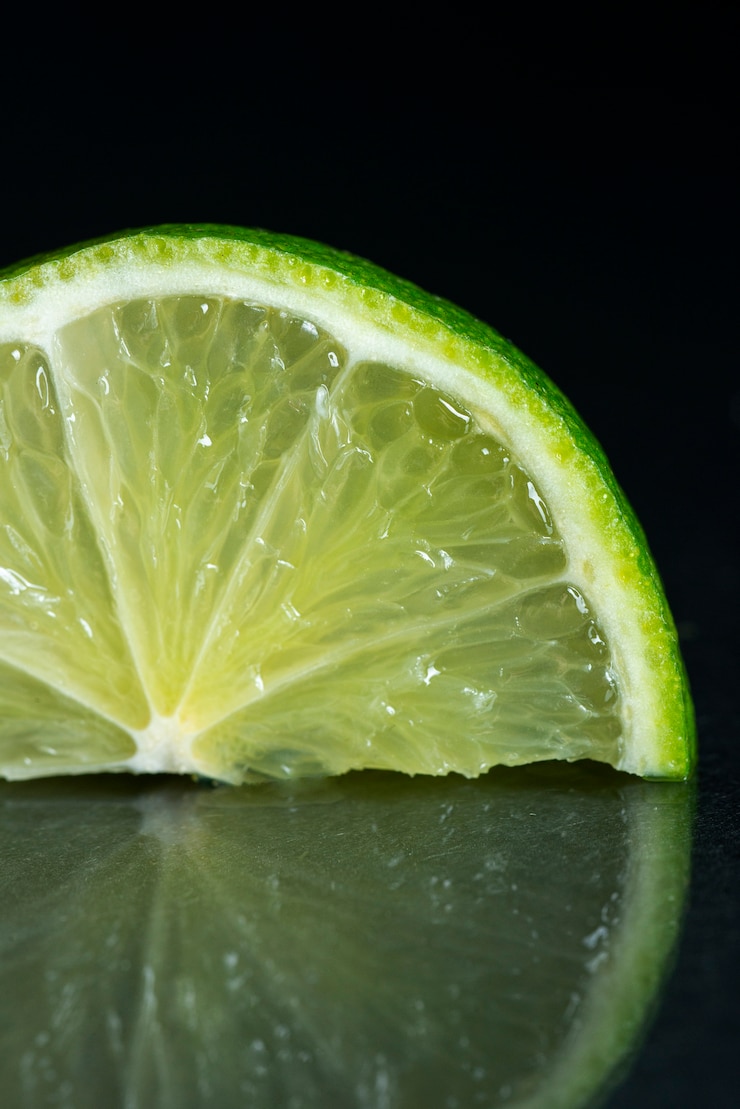 Free Photo lime texture with dark background