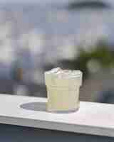 Free photo limeade fizz with alcohol and lime garnish at fancy rooftop bar