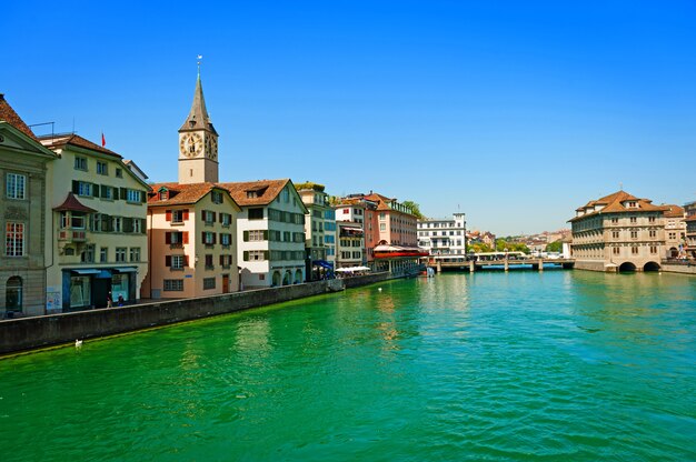 スイス、チューリッヒのリマト川。チューリッヒ市の歴史的中心部で、川と橋の景色を眺めることができます。