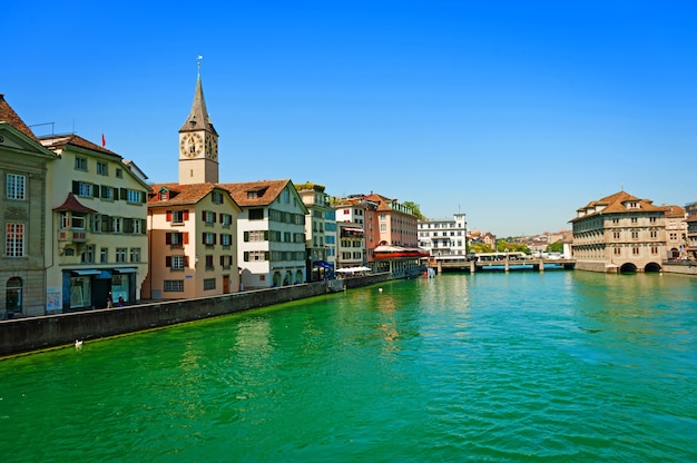 취리히, 스위스의 Limmat 강. 강과 다리가 보이는 취리히시의 역사적인 중심지입니다.