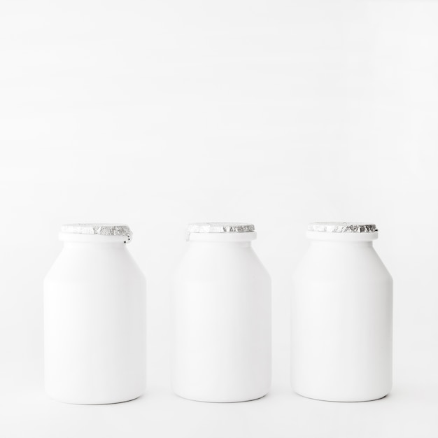 Бесплатное фото Линия бутылок молочных продуктов