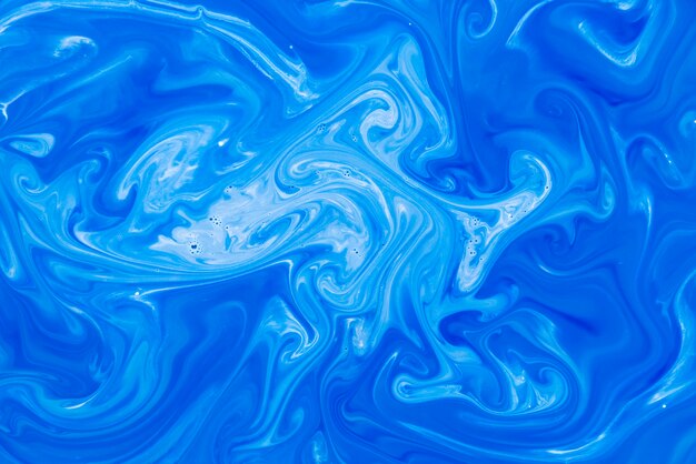 Жидкая синяя краска с текстурированным мраморным фоном