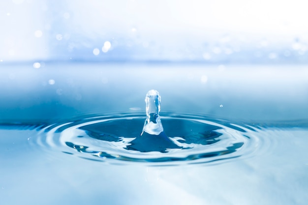 물 한 방울과 액체 표면