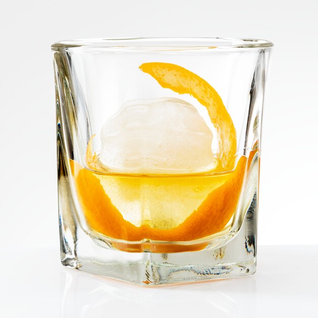 Ликер с коктейлем из апельсиновой цедры