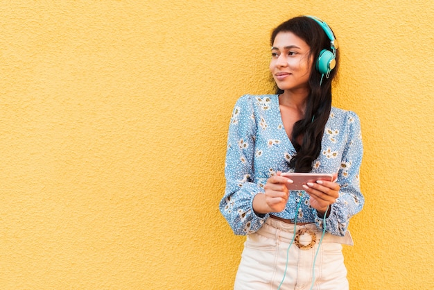 Listening to music and using phone while looking away