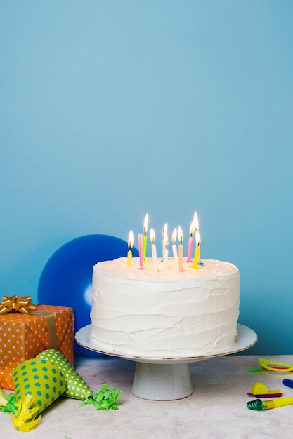 誕生日ケーキのろうそくを点灯