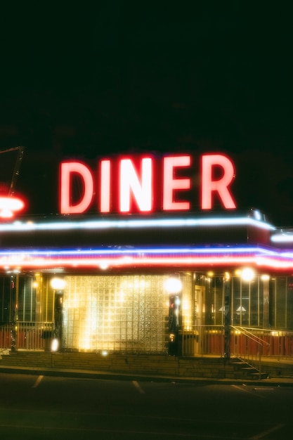 無料写真 夜の街の明るい食堂