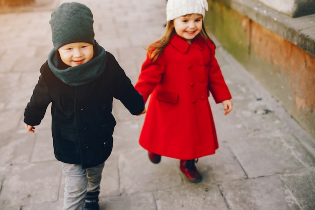 Bambini piccoli in un parco