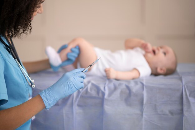 予防接種のために診療所にいる小さな赤ちゃん