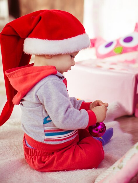 산타 모자에 작은 사내 아이