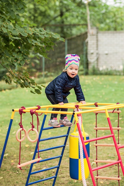 Бесплатное фото Маленькая девочка, играя на открытой площадке