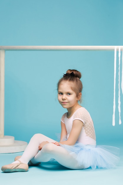 Foto gratuita la piccola ballerina sull'azzurro